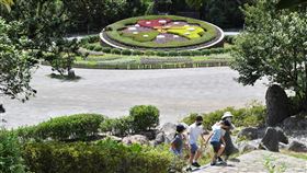 疫情微解封　民眾假日赴陽明山遊玩（2）配合疫情3級微解封，陽明山國家公園13日起開放步道及戶外休憩點，18日可見家長帶著孩童在陽明山花鐘附近散步、踏青。中央社記者王飛華攝　110年7月18日