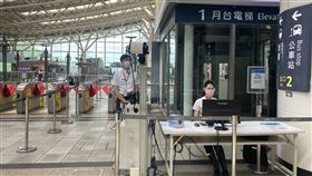 疫情期間台灣高鐵堅守工作崗位，並加強清消（圖／台灣高鐵提供）