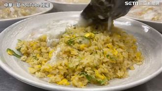 日廚乾爽炒飯淋醬汁　讓台網友全崩潰