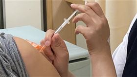 施打AZ疫苗(台北慈濟醫院提供)