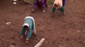 整個家族的人全都四肢著地，用爬的來移動。 （圖／翻攝自圖魚頭條號）