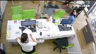 到手機行幫車充電　阿伯睡翻店員傻眼