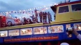 夫妻倆用餐到一半，發現一艘船上所有人都全裸，正跟隨音樂狂歡。（圖／翻攝natcorn推特）