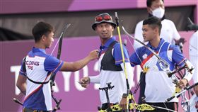 台灣三箭客追平隊史東奧奪銀東京奧運男子射箭團體對抗賽賽程告一段落，由鄧宇成（前左起）、魏均珩、湯智鈞組成的台灣男子射箭代表隊26日一路直奔壓軸金牌戰，最終摘下銀牌，追平隊史紀錄。中央社  110年7月26日