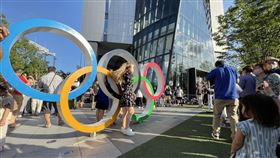 東奧主場館周邊湧進民眾 感受奧運氣氛東京奧運主場館國立競技場23日晚間將舉行奧運開幕式，隨著媒體報導東奧訊息多，許多民眾23日到主場館周邊拍照。中央社記者楊明珠東京攝 110年7月23日