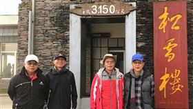 清大生登奇萊山難50年  同窗重返現場祭故友清華大學核工系5名學生在1971年7月25日攀登奇萊山，卻遇颱風罹難，他們的同窗好友從未忘懷逝者，4名七旬老翁王伯輝（左起）、杜博文、周懷樸、林思賢再登奇萊致祭追思。（清華大學提供）中央社記者郭宣(文三)傳真　110年7月26日