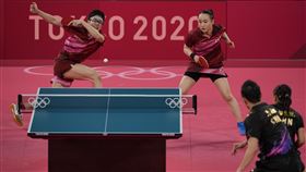 東京奧運桌球混和雙打項目26日晚間進行金牌戰，由地主日本水谷隼、伊藤美誠對決中國許昕、劉詩雯（圖／美聯社／達志影像）