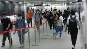疫情警戒降級　捷運人潮增長（2）疫情趨緩，全台疫情警戒7月27日到8月9日將降為2級，台北捷運26日搭乘人潮回升，轉乘通道多了許多通勤民眾。中央社記者鄭傑文攝  110年7月26日