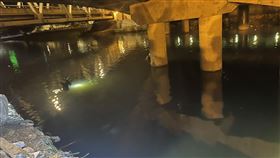 桃園情侶吵架，男方一言不和跳橋。（圖／翻攝畫面）