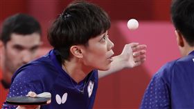 東奧桌球混雙銅牌戰　鄭怡靜發球東京奧運桌球混雙項目銅牌戰26日晚間登場，台灣桌球「黃金混雙」對上法國組合，鄭怡靜發球時神情專注。中央社　110年7月26日