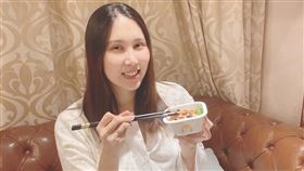 余苑綺昨開刀歷經17小時折磨，十分辛苦。(圖／翻攝臉書）