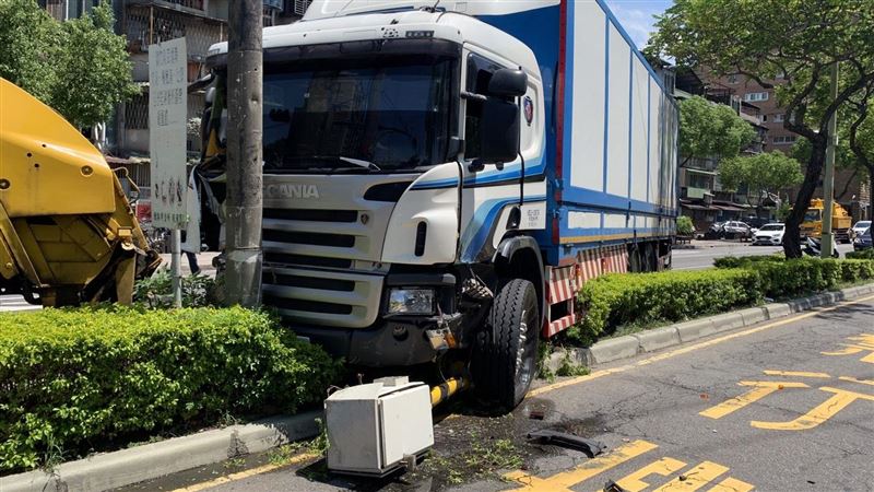 貨車撞斷測速相機　網歪樓：為民除害
