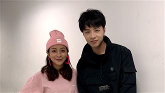 凱莉車內激吻比利　親密互動全被拍