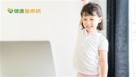 兒童孩子生長高峰期分別為：兩歲前嬰幼兒期與青春期。朱德明醫師分享，兩歲前評估標準，家長可以自行觀察。
