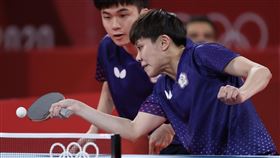 東奧桌球混雙　林昀儒鄭怡靜奮戰奪銅（1）台灣桌球「黃金混雙」林昀儒（左）、鄭怡靜（右）26 日在東京奧運桌球混雙項目銅牌戰對上法國組合，以直落4奪勝，睽違21年桌球項目再奪牌，也是純本土選手首次獲此佳績。中央社　110年7月26日