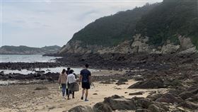 疫情警戒調降  馬祖海邊、沙灘有條件開放疫情警戒降至2級，交通部觀光局馬祖國家風景區管理處表示，馬管處管轄非封閉式景點，將開放據點內海邊、沙灘及操作騎乘器具水域遊憩活動，但禁止游泳；另在非群聚、保持社交安全距離、單人活動及可全程戴口罩下，才開放從事水域活動。中央社記者邱筠攝  110年7月27日