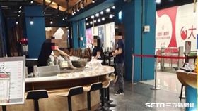賣場鐵板燒女員工口罩掛在手臂上，還與廚師聊天，民眾憂心成為防疫破口。（圖／林小姐提供）