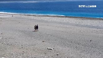 降二級迎人潮　花蓮七星潭開放踏浪