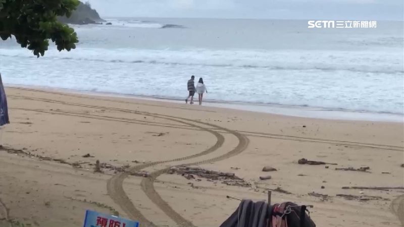 降級首日！墾丁沙灘遊客踏浪遭勸離