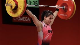 東奧舉重　郭婞淳抓舉成績103公斤（3）東京奧運女子舉重59公斤級賽程27日下午進行，台灣「舉重女神」郭婞淳A組出賽，第2次挑戰抓舉103公斤，時雖一度舉起，但隨後被改判失敗；第3次挑戰103公斤順利成功，本屆抓舉就以103公斤寫下奧會紀錄。中央社記者吳家昇攝  110年7月27日