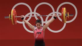 東奧舉重　郭婞淳抓舉壓軸登場（3）台灣「舉重女神」郭婞淳27日下午在東京奧運女子舉重59公斤級A組抓舉項目壓軸登場，3次挑戰結束後以103公斤為抓舉最後成績，領先同場好手。中央社記者吳家昇攝  110年7月27日