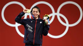 東奧舉重 郭婞淳不負眾望奪金（2）「舉重女神」郭婞淳27日在東京奧運舉重女子59公斤量級，以抓舉103公斤、挺舉133公斤，總和236公斤奪冠，3項成績都是奧會新紀錄。這面東奧金牌，也成功讓世界看到台灣。中央社記者吳家昇攝  110年7月27日