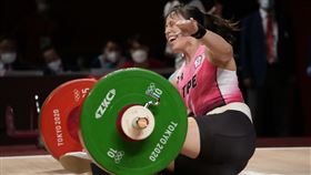 ▲郭婞淳挺舉第3把挑戰141公斤不慎摔倒。（圖／美聯社／達志影像）