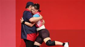 ▲郭婞淳摘下東京奧運舉重金牌，退場時擁抱教練林敬能。（圖／體育署提供）