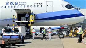 台灣自購第4批AZ疫苗抵達桃機（1）第4批由台灣自購的AZ疫苗、約58.2萬劑27日下午抵台，效期至110年11月30日。負責載運疫苗的班機落地，滑行停靠在第二航廈D1停機坪，在辦妥通關作業後，由地勤人員將放置在貨艙的疫苗卸下。中央社記者吳睿騏桃園機場攝  110年7月27日