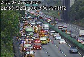 ▲國道2號大湳段傍晚發生6車車禍，9人受傷。（圖／翻攝畫面）
