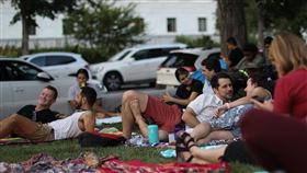 政策轉彎 美CDC：打完疫苗熱區室內仍應戴口罩Delta變異株肆虐，美國衛生當局27日政策大轉彎，呼籲打完疫苗民眾在疫情熱區室內仍應戴上口罩。圖為華府民眾7月22日在戶外享受「無罩」生活。中央社記者徐薇婷華盛頓攝 110年7月28日