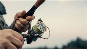 男子疑酒後下水撿釣竿，不幸溺斃。（示意圖／pixabay）