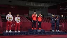 水谷隼（）、伊藤美誠（）身穿紅色隊服上台領獎。（圖／美聯社／達志影像）
