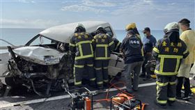 台東縣南迴公路發生廂型車擦撞大貨車事故。（圖／翻攝《台東臉書災害通報》臉書）