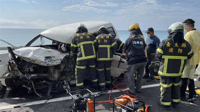 新／廂型車撞大貨車　3人受困急送醫