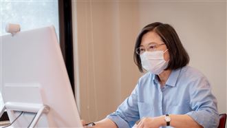 小英登記高端疫苗 意外讓健保卡曝光