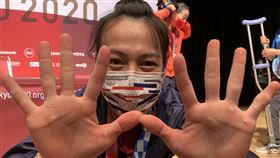長大後不怕皮肉痛　郭婞淳剪掉厚繭繼續練舉重舉重選手雙手往往布滿一層厚厚老繭，甫奪得東京奧運舉重金牌的「舉重女神」郭婞淳也不例外，她攤開雙手，仍可見厚繭裂開痕跡，但她輕鬆帶過，以獨有的「郭式幽默」說：「就剪掉了繼續練，我長大後進步很多的地方，就是對於皮肉痛不是那麼害怕了。」中央社記者龍柏安攝  110年7月27日