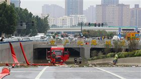 京廣隧道半年前曾大修  仍檔不住暴雨釀災河南鄭州自16日起遭到暴雨侵襲，鄭州京廣隧道災情備受關注。京廣隧道的排水設施半年前才大修，此外2個月前也進行過防汛演習，仍無法避免憾事發生。圖為22 日進行隧道抽水工作。（中新社）中央社　110年7月25日