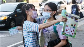 大學指考登場（1）大學指考28日登場，因應COVID-19疫情，所有試務人員與考生進入考（分）區及試場時，均須配戴口罩。家長上午陪同考生到試場，考前給考生一個大大的擁抱，為考生加油打氣。中央社記者鄭清元攝  110年7月28日