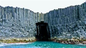 澎湖玄武地質景觀（2）澎湖群島地質景觀，深具世界遺產潛力，渾然天成的玄武岩，有垂直、傾斜、放射、倒伏等奇特的地景風貌。（澎湖縣政府提供）中央社  110年5月3日