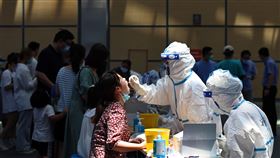 南京本土疫情蔓延3省 全市展開普篩中國江蘇省南京市近日爆發COVID-19本土疫情後，23日已蔓延到遼寧、安徽和廣東3省。圖為南京江寧區民眾21日接受普篩。（中新社提供）中央社  110年7月23日