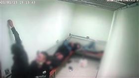 竹聯幫明仁會幫眾在拘留室牆壁刻字遭起訴。（圖／翻攝畫面）