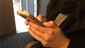 示意圖-閨密,低頭族,滑手機,簡訊(圖/資料照)