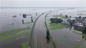 河南鶴壁淹水  游泳館藉災難行銷遭重罰中國河南省多地最近因雨成災，鶴壁市是重災區之一，當地有游泳館藉水災來打廣告招生，宣稱「鶴壁看海了！你還不學游泳嗎？」，結果被主管單位重罰人民幣20 萬元。圖為25日鶴壁市浚縣洪水漫上路面的情況。（中新社提供）中央社  110年7月28日