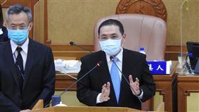 力推淡北道路  雙北將召開地方說明會新北市議會恢復開議，市長侯友宜（右）28日重返議場進行市政總質詢備詢。針對興建淡北道路一事，侯友宜表示，隨著疫情警戒降到2級，將儘速與台北市召開地方說明會，雙北積極溝通推動。中央社記者王鴻國攝  110年7月28日