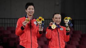 水谷隼、伊藤美誠奪得東京奧運桌球混和雙打金牌。（圖／美聯社／達志影像）