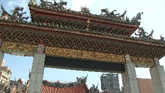 艋舺龍山寺信徒湧現　上限100人