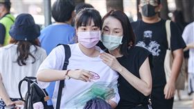 大學指考登場　家長為考生加油打氣大學指考28日登場，首日考科為物理、化學、生物。不少家長上午陪同考生前往考場，為考生加油打氣。中央社記者鄭清元攝  110年7月28日