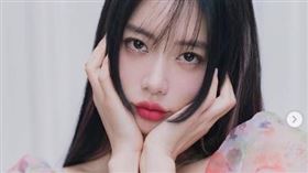 李成敏五官精緻的如洋娃娃般可愛。（圖／翻攝自李成敏IG）