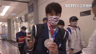英雄回國了！楊勇緯銀牌掛胸前萌揮手